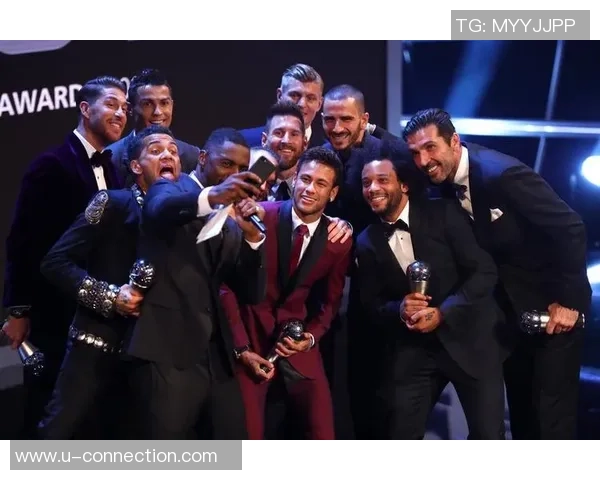 足球明星同框瞬间大揭秘:他们的友谊与荣耀在合影中绽放 足球明星同框瞬间大揭秘:他们的友谊与荣耀在合影中绽放